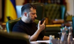 Владимир Путин, Владимир Зеленский и Дональд Трамп обсуждают тайные переговоры vladimir putin vladimir zelenskij i donald tramp obsuzhdayut tajnye peregovory-fabrec-ru-0