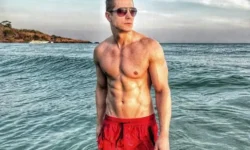 Гитарист ансамбля «Золотое кольцо» Дмитрий Иванов стал кумиром поклонниц Надежды Кадышевой gitarist ansamblya zolotoe kolczo dmitrij ivanov stal kumirom poklonnicz nadezhdy kadyshevoj-fabrec-ru-0