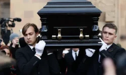 vladimir putin i stiven sigal pochtili pamyat na czeremonii proshhaniya v moskve-fabrec-ru-0