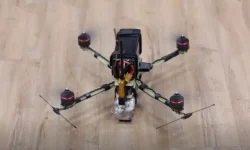 Александр Грязнов и Zala Aero представили первые тысячи ИИ-камикадзе «Микроб» aleksandr gryaznov i predstavili pervye tysyachi iikamikadze mikrob-fabrec-ru-0