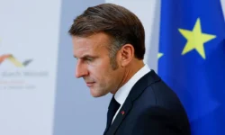 Эммануэль Макрон обсудил пути к стабильности с Франсуа Байру и Марин Ле Пен emmanuel makron obsudil puti k stabilnosti s fransua bajru i marin le pen-fabrec-ru-0