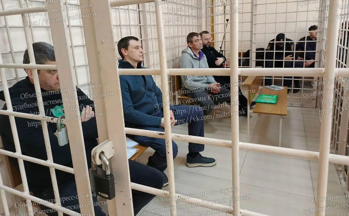 Владимир Лукин, Дмитрий Спиридонов, Игорь Грабин и Андрей Воловиков в Ленинском районном суде Курска, 17 октября 2025 года (Объединенная пресс-служба судебной системы Курской области / Telegram)