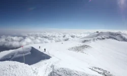 МЧС успешно эвакуировали альпиниста из Коста-Рики с Эльбруса mchs uspeshno evakuirovali alpinista iz kostariki s elbrusa-fabrec-ru-0