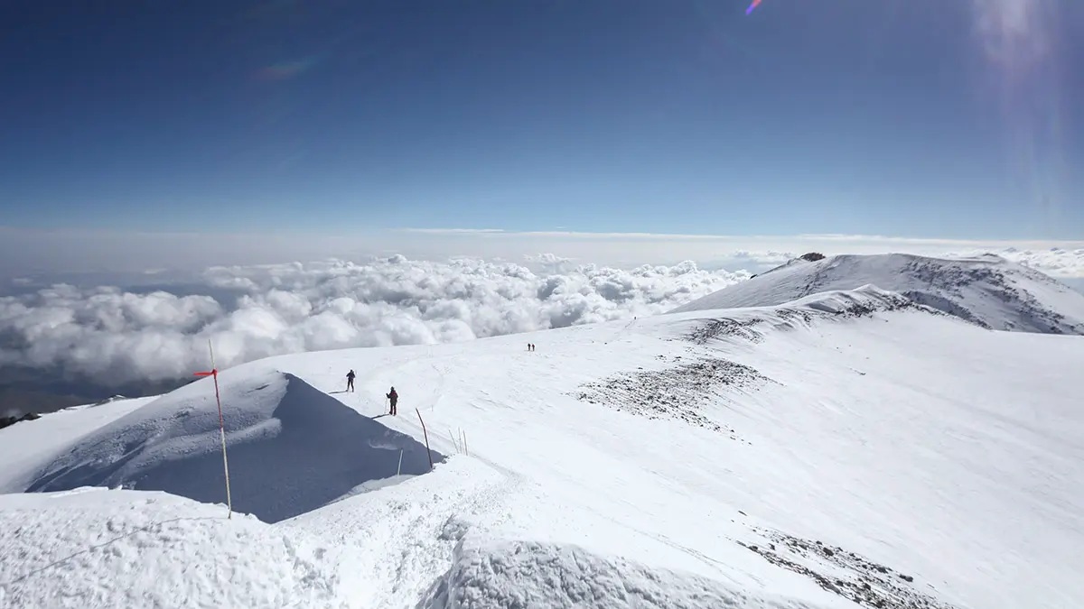 Спасатели эвакуировали тело умершего на Эльбрусе альпиниста из Коста-Рики