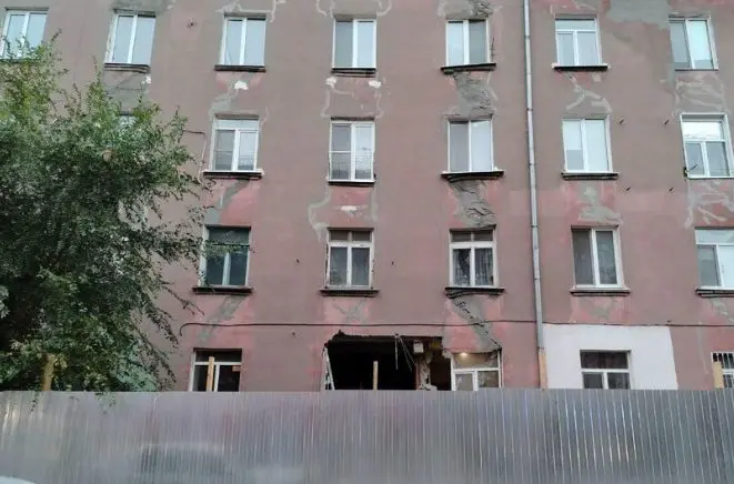 Аварийный дом частично обрушился в Саратове, эвакуированы 18 человек