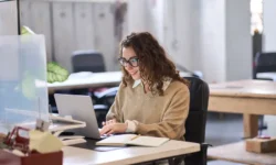 Мошенники все чаще используют вредоносное ПО в онлайн-курсах и соцсетях moshenniki vse chashhe ispolzuyut vredonosnoe po v onlajnkursah i soczsetyah-fabrec-ru-0