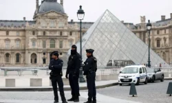 Никас Сафронов анализирует инцидент с ограблением Лувра во Франции nikas safronov analiziruet inczident s ogrableniem luvra vo franczii-fabrec-ru-0