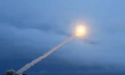 Владимир Путин и Юрий Селиванов обсуждают революционную ракету «Буревестник» vladimir putin i yurij selivanov obsuzhdayut revolyuczionnuyu raketu burevestnik-fabrec-ru-0