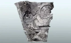 Эберхард Цанггер представил кубок «Айн Самия», на котором нашли древнее изображение мироздания eberhard czangger predstavil kubok ajn samiya na kotorom nashli drevnee izobrazhenie mirozdaniya-fabrec-ru-0