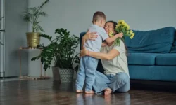 Как правильно проявлять нежность в общении с детьми, рассказывает Алина Михайлова kak pravilno proyavlyat nezhnost v obshhenii s detmi rasskazyvaet alina mihajlova-fabrec-ru-0