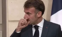 Макрон совершает загадочные жесты на встрече с Зеленским makron sovershaet zagadochnye zhesty na vstreche s zelenskim-fabrec-ru-0