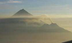 На Камчатке ожидается яркое природное шоу извержением вулкана Безымянный na kamchatke ozhidaetsya yarkoe prirodnoe shou izverzheniem vulkana bezymyannyj-fabrec-ru-0