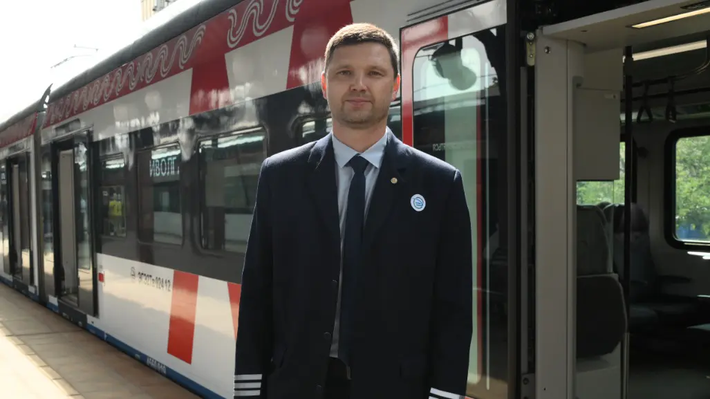 Машинист ЦППК МЦД-3 Руслан Хабибуллин перед началом смены