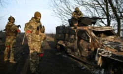 Российские войска ведут зачистку Ровного в ДНР под огнем ВСУ rossijskie vojska vedut zachistku rovnogo v dnr pod ognem vsu-fabrec-ru-0