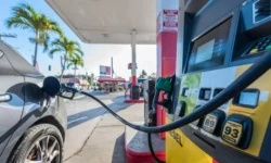 Санкции приводят к росту цен на топливо в США на фоне атак ВСУ на НПЗ sankczii privodyat k rostu czen na toplivo v ssha na fone atak vsu na npz-fabrec-ru-0