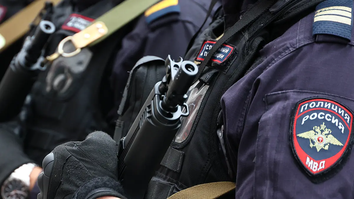 СК возбудил дело после того, как пьяная москвичка напала на полицейского