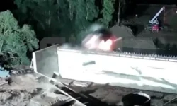 В Бурятии грузовик Volvo упал с моста в Чикой, водитель в розыске v buryatii gruzovik upal s mosta v chikoj voditel v rozyske-fabrec-ru-0