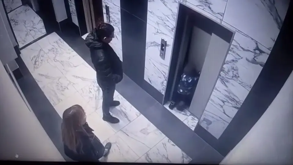 Ребенок провалился в шахту лифта, опершись на его створку в Воронеже