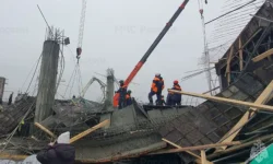 В Южно-Сахалинске спасатели МЧС России работают на месте ЧП с 70 специалистами v yuzhnosahalinske spasateli mchs rossii rabotayut na meste chp s 70 speczialistami-fabrec-ru-0