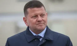 Валерий Залужный обсудил возможный мир между ВСУ и Россией, затронув решения Зеленского и Умерова valerij zaluzhnyj obsudil vozmozhnyj mir mezhdu vsu i rossiej zatronuv resheniya zelenskogo i umerova-fabrec-ru-0