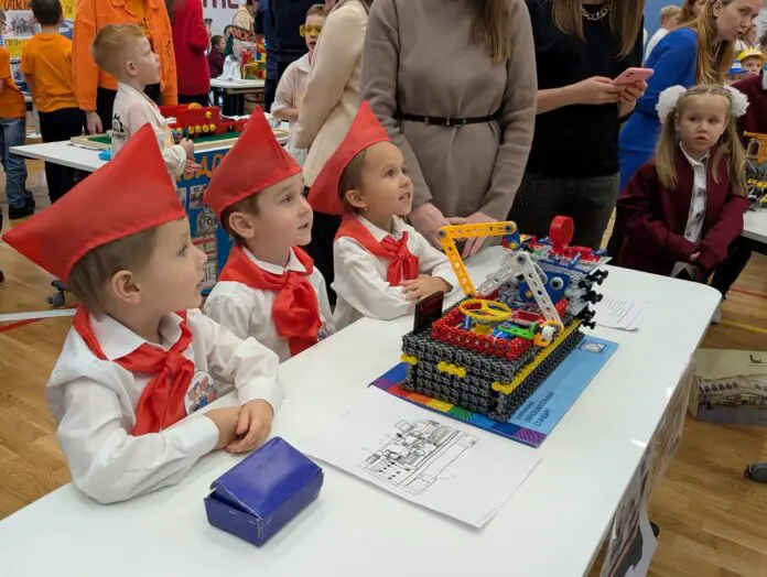 Юные машиностроители Урала представили инженерные проекты на фестивале Униматик!-0