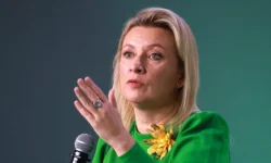 Захарова резко комментирует заявления Кислицы о переговорах и роль Зеленского zaharova rezko kommentiruet zayavleniya kisliczy o peregovorah i rol zelenskogo-fabrec-ru-0