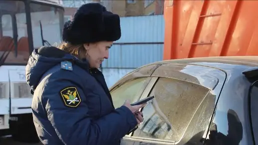 Женщина шесть часов сидела в машине с младенцем, чтобы не отдавать авто приставам