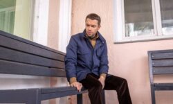 Алексей Вихарев и Волонтерский центр подарили 30 эко-лавок онкодиспансеру Екатеринбурга aleksei viharev onkoskameiki2_fabrec