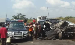 Энтони Джошуа попал в аварию на Лексусе на трассе Лагос — Ибадан в Нигерии entoni dzhoshua popal v avariyu na leksuse na trasse lagos ibadan v nigerii-fabrec-ru-0