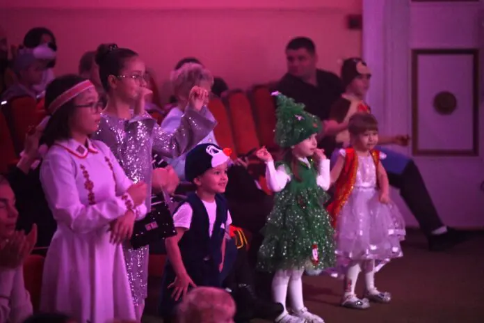 Этноёлка в Екатеринбурге объединила 400 детей из семей СВО для встречи Нового года с Павленко и Гурченок-0