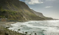 Сила океана на Тенерифе напоминает туристам о безопасности на Канарах sila okeana na tenerife napominaet turistam o bezopasnosti na kanarah-fabrec-ru-0