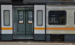 СК России завершил проверку дела школьницы, разбившей стекла МЦД-4 sk rossii zavershil proverku dela shkolniczy razbivshej stekla mczd4-fabrec-ru-0