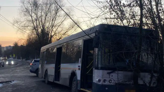 «Стало плохо за рулем»: водитель автобуса врезался в бетонный блок в Подмосковье