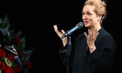 Виктория Исакова отметила чувство юмора Веры Алентовой на прощании в Театре имени Пушкина viktoriya isakova otmetila chuvstvo yumora very alentovoj na proshhanii v teatre imeni pushkina-fabrec-ru-0