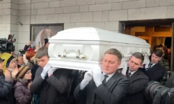 Юлия Меньшова простилась с Верой Алентовой в Театре имени Пушкина под аплодисменты yuliya menshova prostilas s veroj alentovoj v teatre imeni pushkina pod aplodismenty-fabrec-ru-0