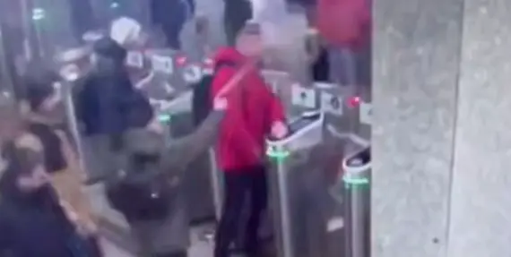 Мужчина распылил перцовку в лицо пассажиру на станции метро «Кутузовская»