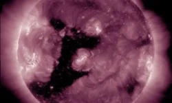 ИКИ РАН изучает необычное явление – крупную корональную дыру на Солнце iki ran izuchaet neobychnoe yavlenie krupnuyu koronalnuyu dyru na solncze-fabrec-ru-0