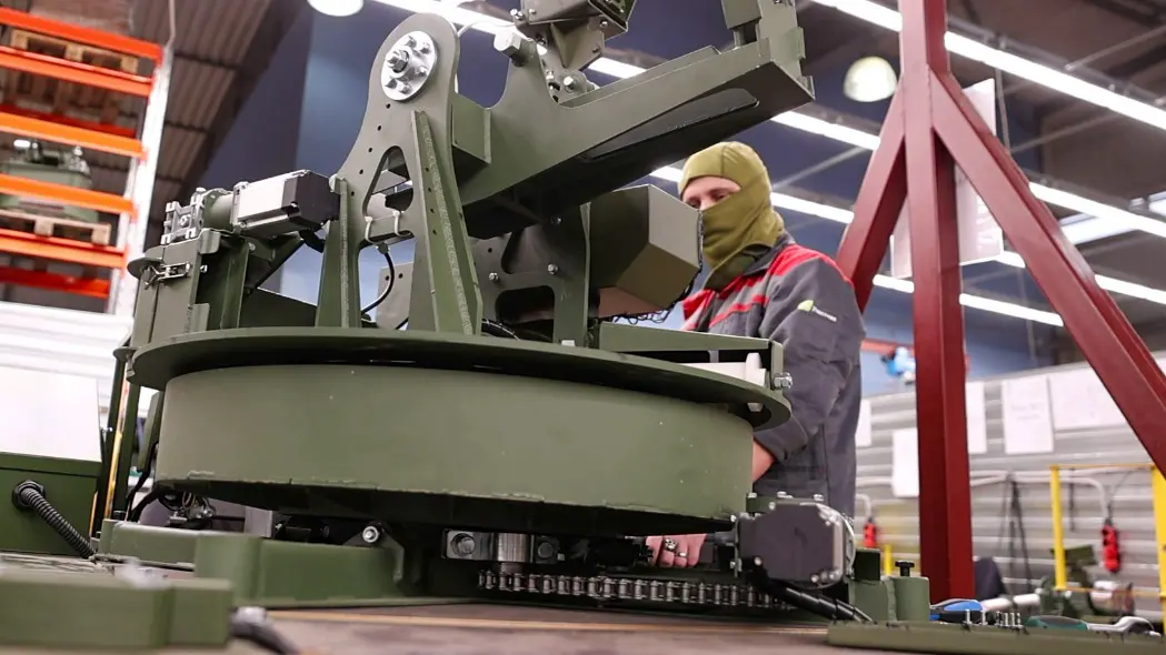 Инженер компании, разработавшей НРТК «Импульс», Иван Гладков (фамилия и имя изменены по просьбе героя. — «ВМ») устанавливает турель. Через несколько недель платформа будет передана нашим бойцам на передовой