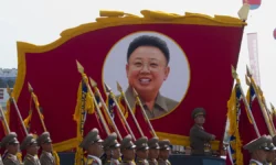 Ким Чен Ын презентовал в КНДР атомную подлодку с ракетами Пугкусон-6 kim chen yn prezentoval v kndr atomnuyu podlodku s raketami pugkuson6-fabrec-ru-0