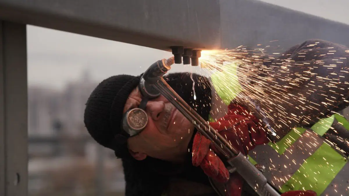 Более 60 километров барьерных ограждений отремонтировали после ДТП в Москве за год