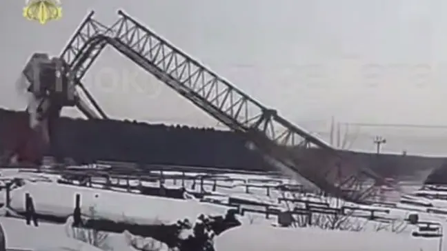 Женщина выжила, выпав из кабины рухнувшего крана в Татарстане