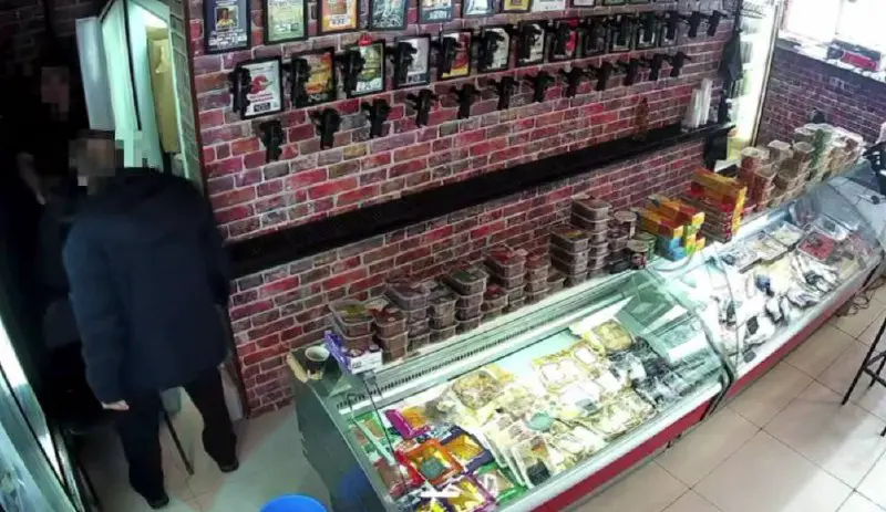 Москвич угрожал ножом бармену, который не включил ему песню SHAMAN