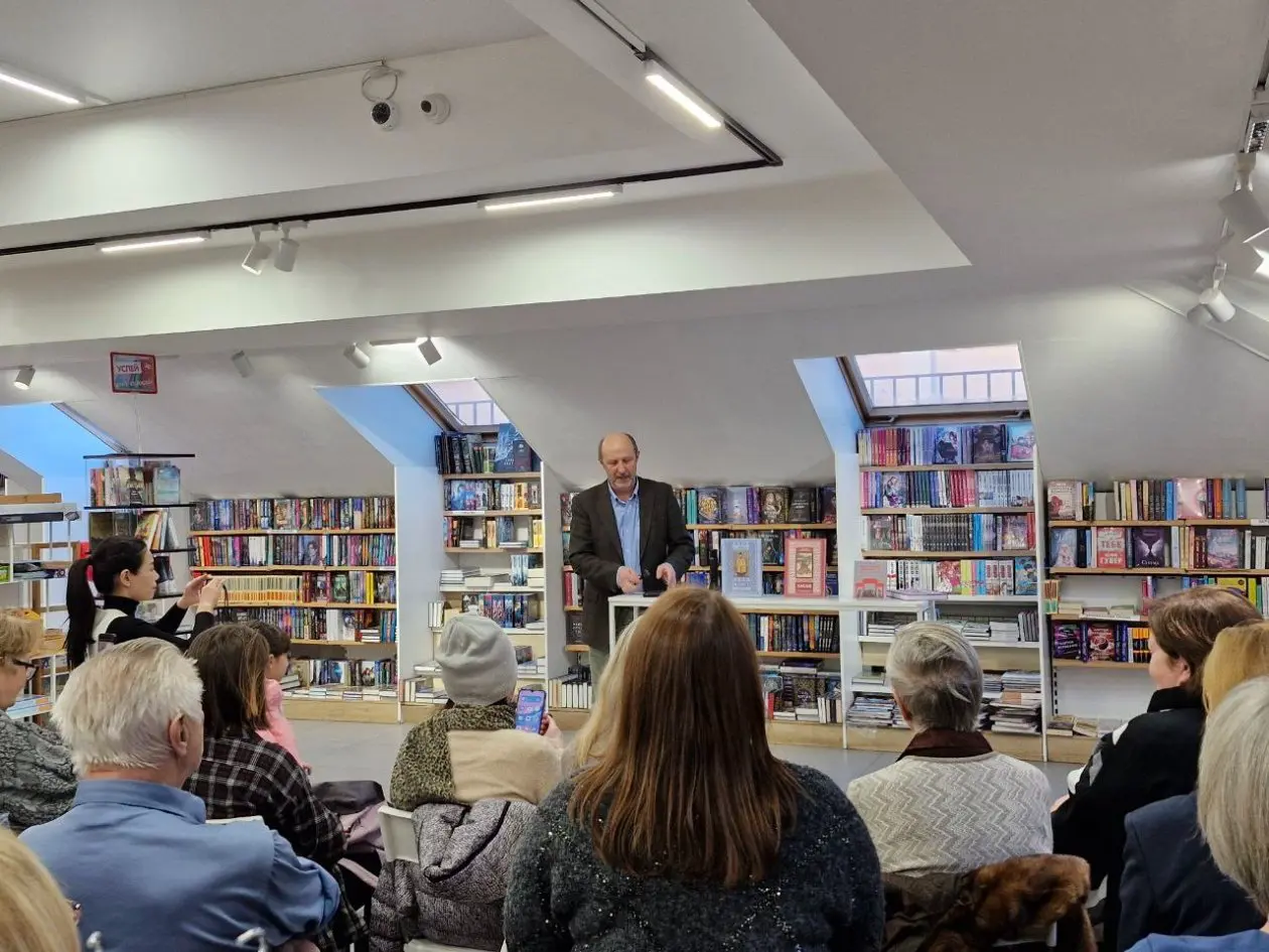 Андрей Калачинский представил заключительное произведение из цикла на встрече с читателями в книжном магазине "Владкнига" ИА PrimaMedia