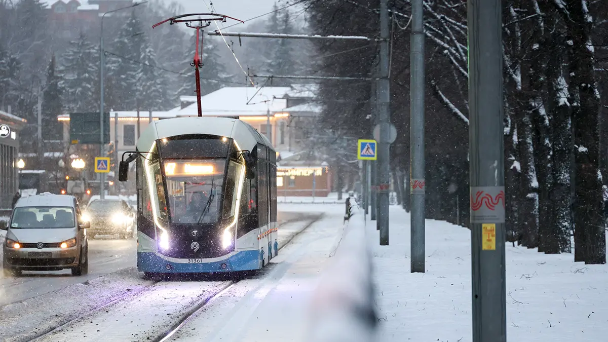 Автомобиль застрял на трамвайных путях на Авиационной улице в Москве