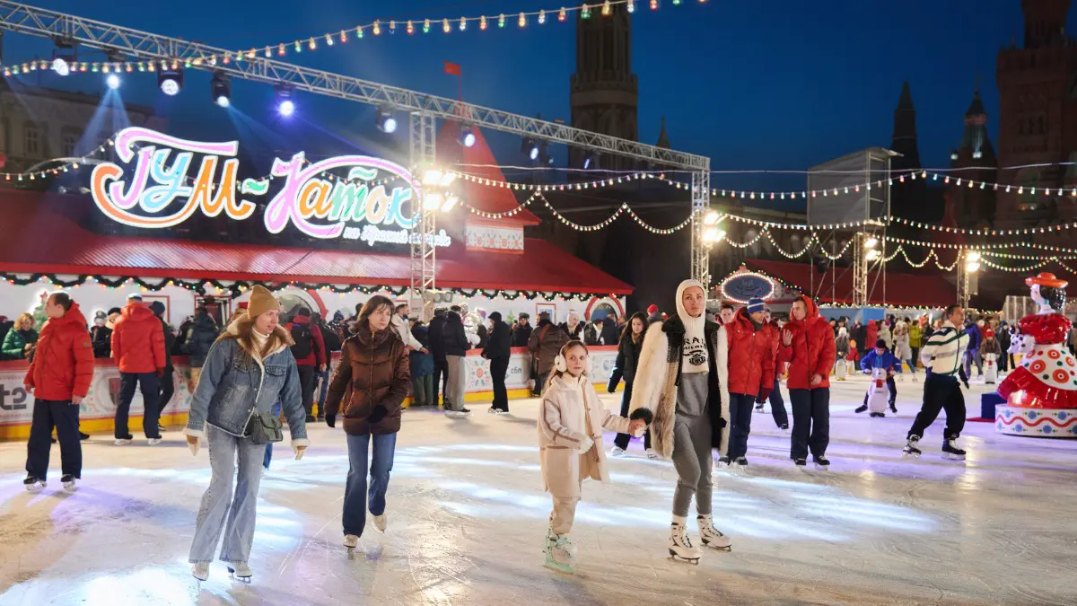 Идеальное свидание на ГУМ-катке: романтика и скидка от СБП