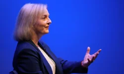 Лиз Трасс и Дональд Трамп встретились в Mar-a-Lago для MAGA liz trass i donald tramp vstretilis v dlya -fabrec-ru-0