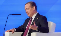 Медведев о подлодках Трампа атомную угрозу США так и не нашли medvedev o podlodkah trampa atomnuyu ugrozu ssha tak i ne nashli-fabrec-ru-0