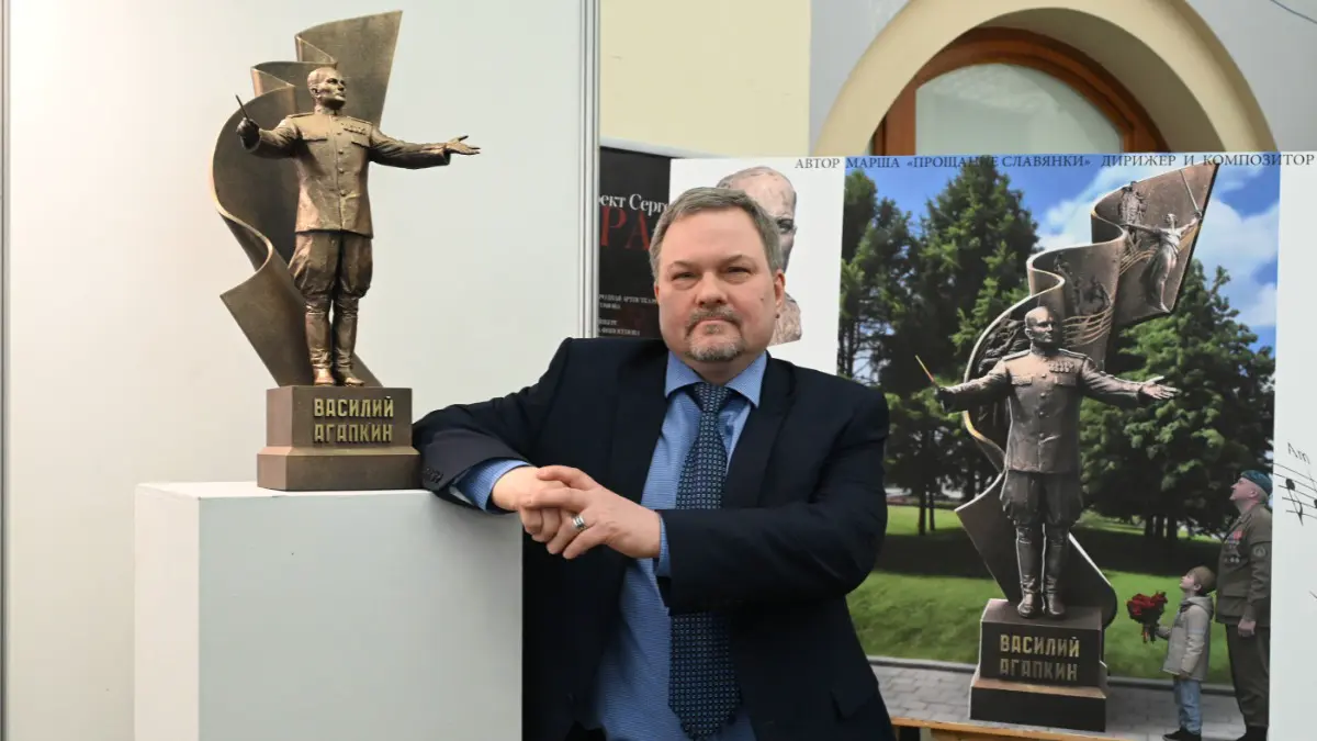 Правнук Василия Агапкина Александр Шишкин рядом с макетом памятника его прадеду