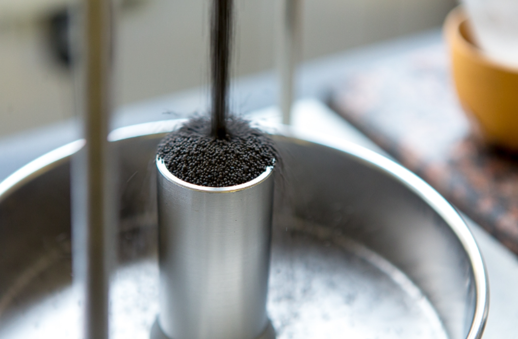 Керамические гранулы черного цвета