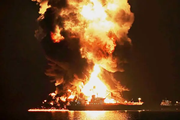 Всего с начала обострения 28 февраля в районе Персидского залива, Ормузского пролива и Оманского залива Управление морских торговых операций Великобритании (UKMTO) зафиксировало 20 инцидентов с судами, из них 16 классифицируются как прямые атаки. (AP / ТАСС)